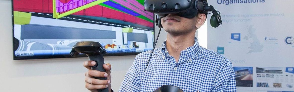 Das Bild zeigt eine Person mit einer Virtual Reality Brille und zwei Controllern in den Händen.
