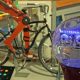Dieses Bild zeigt den Kopf eines Roboters und Roboterbeine auf einem Fahrrad bei der langen Nacht der Museen.