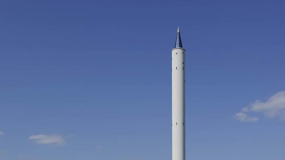 Das Bild zeigt die Spitze des Fallturms in Bremen. Der Himmel ist fast wolkenlos.