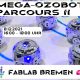 Ein Parcours mit kleinen Robotern: Schriftzug: Mega-Ozobot Parcours, Fablab Bremen