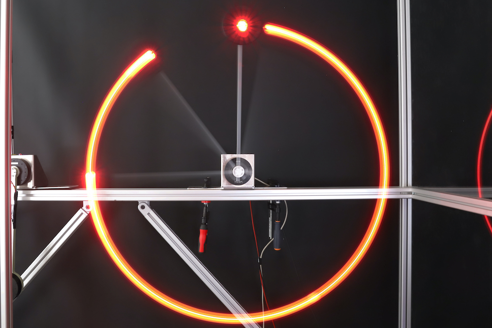 Ein Versuchsaufbau: ein Lichtstab zeichnet einen Lichtkreis